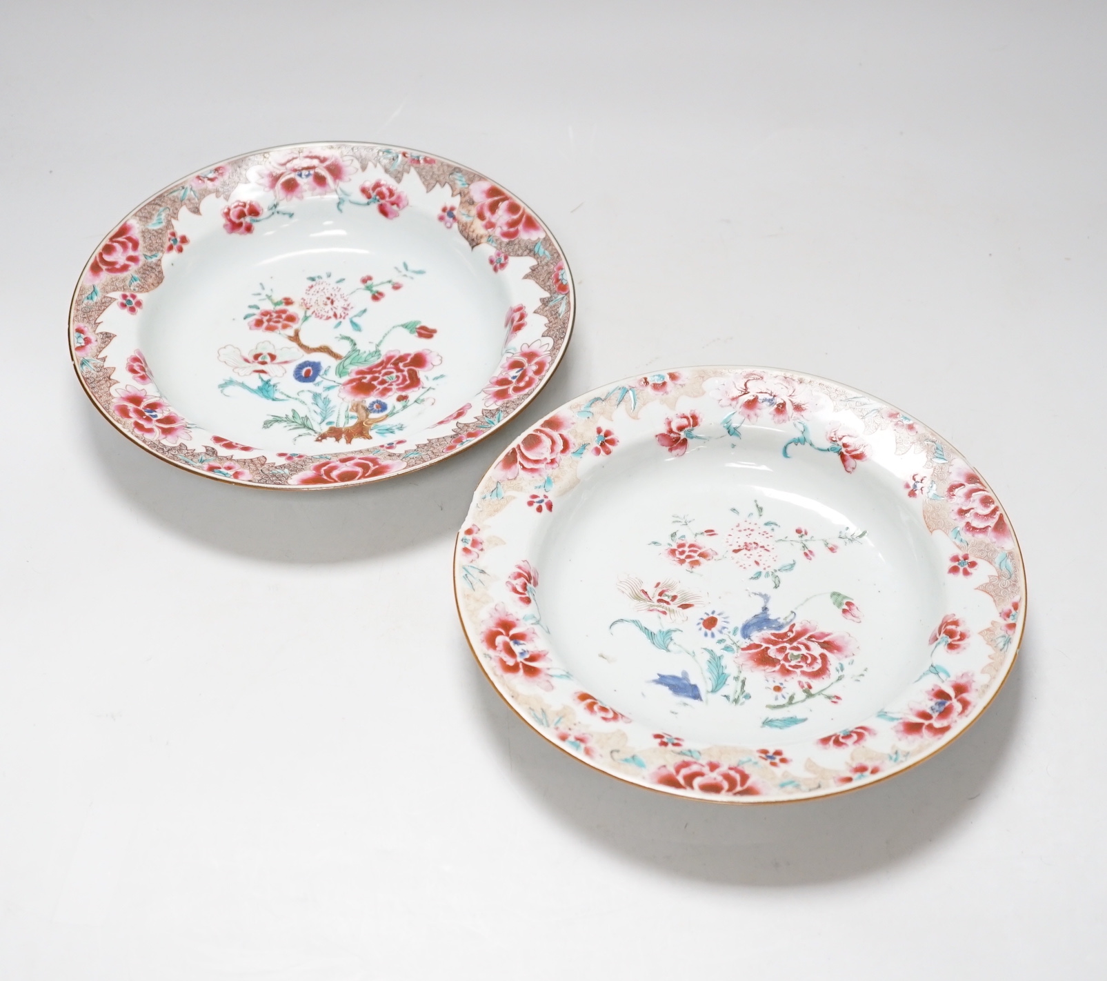 A pair of 18th century Chinese export famille rose plates, 22.5cm